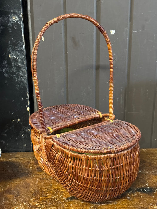 LARGE BROWN KIDNEY BASKET