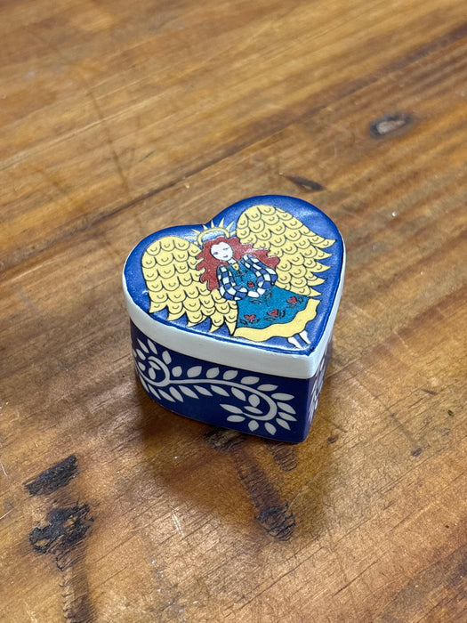 TINY PORCELAIN ANGEL HEART BOX