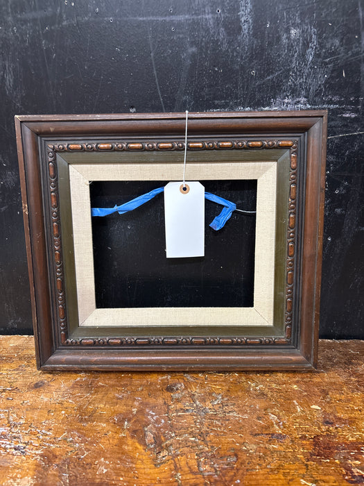 SMALL BROWN AND GREEN FRAME WITH LINEN FILET