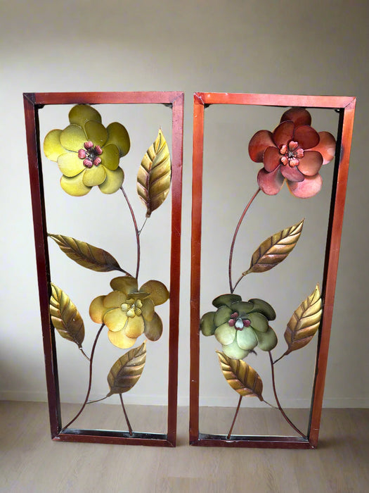 PAIR OF METAL WALL FLOWERS
