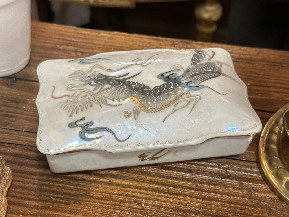 PORCELAIN BOX WITH DRAGON LID