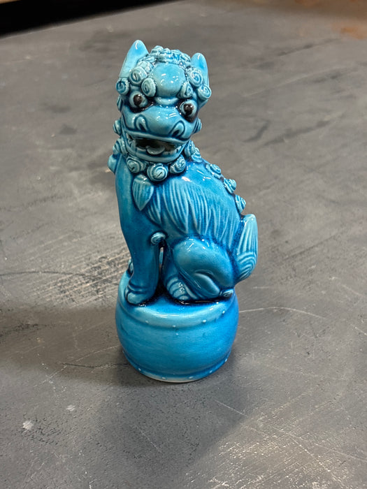 SINGLE TINY BLUE FOO DOG ON ROUND BASE