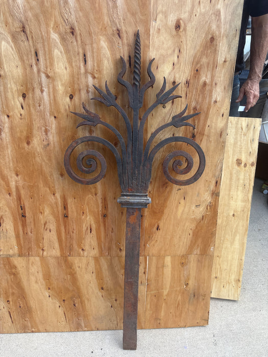 LARGE IRON SCROLLY FLOWER