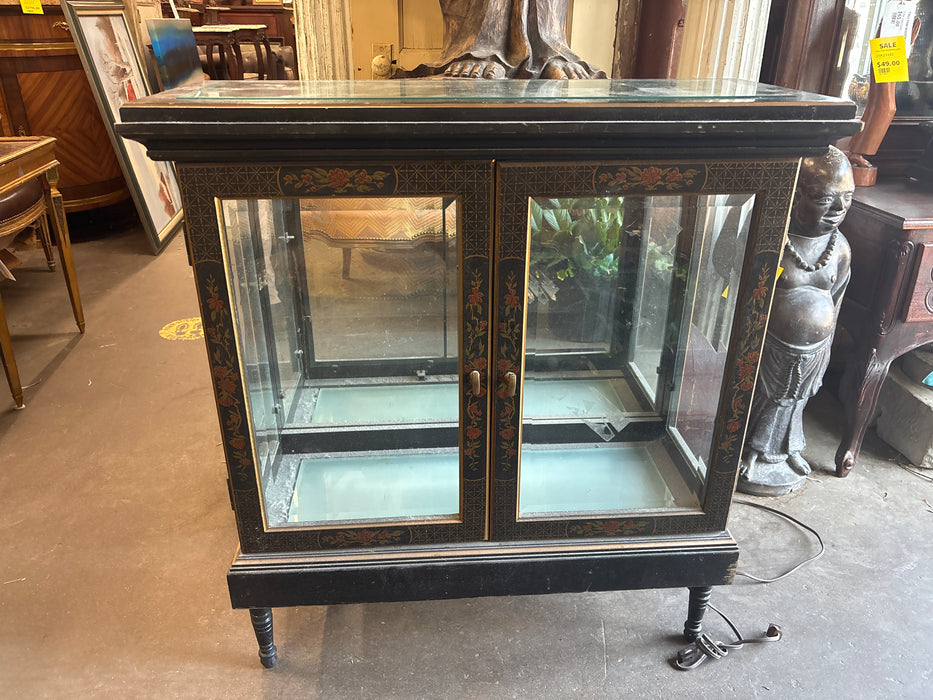 VINTAGE LOW EBONIZED CHINESE CHINOISORIE CURIO CABINET