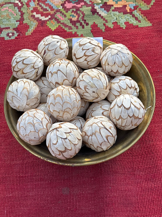 BRASS BOWL WITH DECOR BALLS