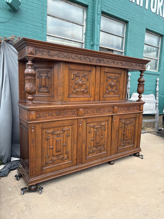 LARGE OAK COURT CUPBOARD