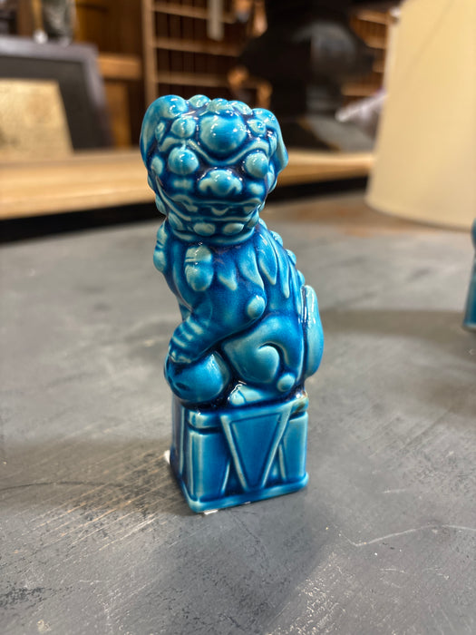 SINGLE TINY BLUE FOO DOG HOLDING BALL