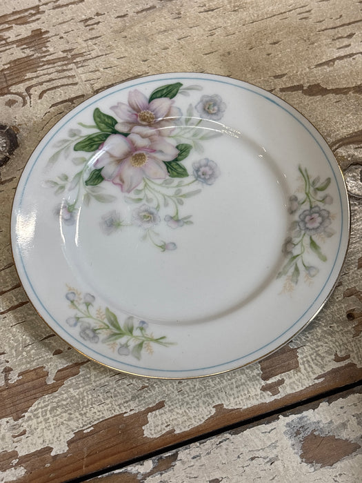 18 PLACE SETTINGS OF JAPANESE CHINA ROCHELLE PATTE, INCLUDES 6 DINNER, SALAD AND BREAD PLATES