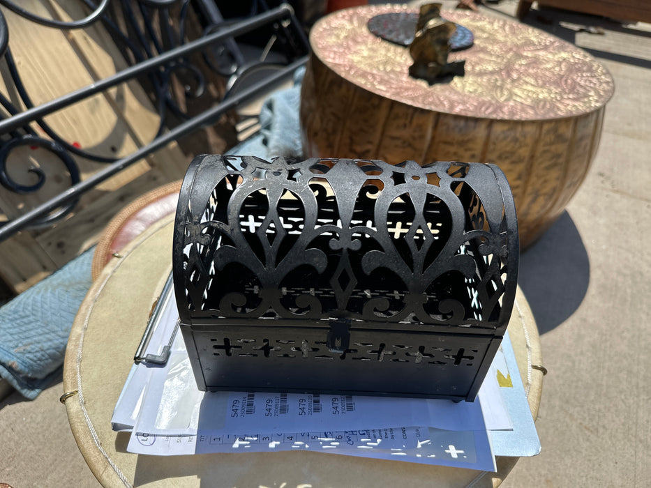 DOMED PIERCED BOX