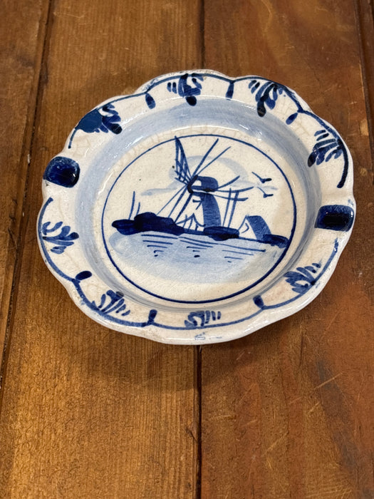 TINY DELFT SHAPLEY BLUE AND WHITE DISH