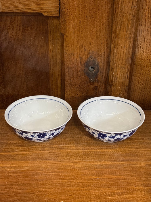 PAIR OF MEDIUM BLUE AND WHITE FLORAL VEGETABLE BOWLS