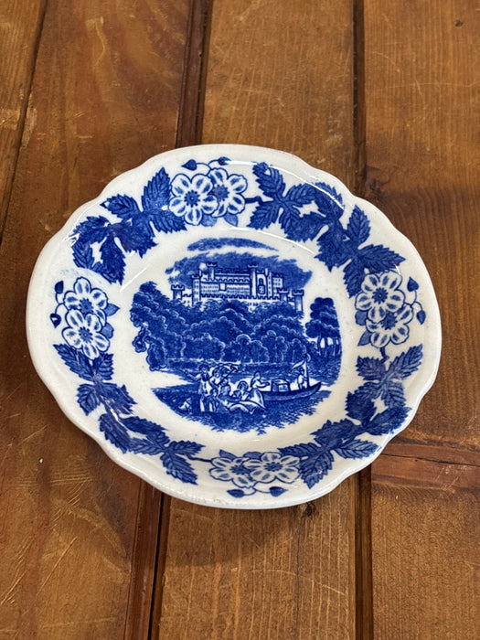 SHAPLEY BLUE AND WHITE DISH WITH CASTLE OVERLOOKING CROWD