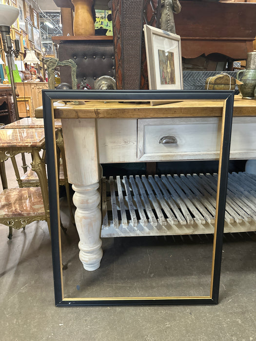 BLACK FRAME WITH GOLD FILET