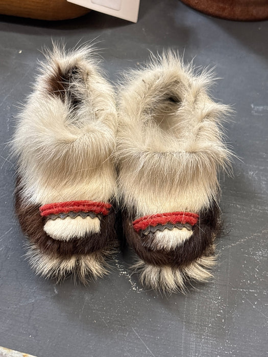 PAIR OF SMALL DEER FUR MOCCASINS