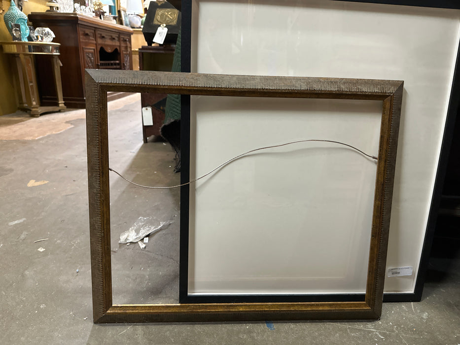 SMALL BRONZE RIBBED FRAME