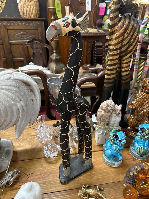 SMALL GIRAFFE STATUE