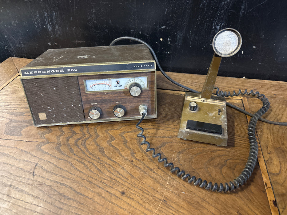 JOHNSON MESSENGER 250 RADIO WITH TURNER MICROPHONE