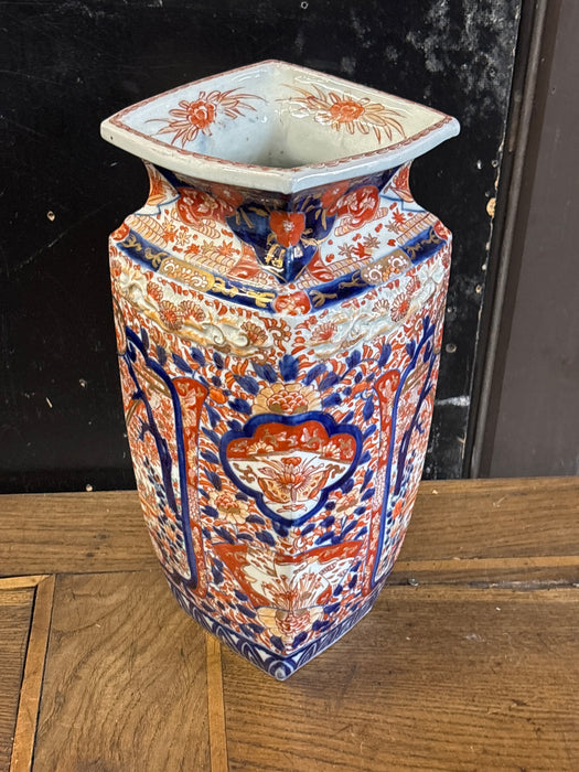 LATE 19TH CENTURY JAPANESE IMARI VASE