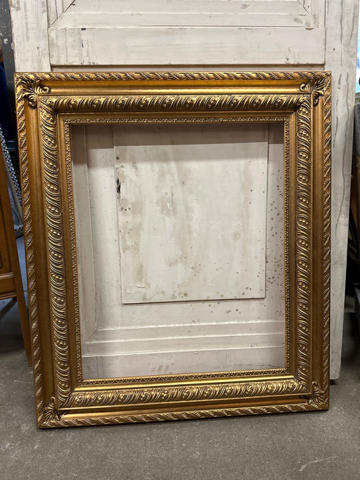 GOLD FRAME WITH LAURELING AND INNER BUDS TRIM