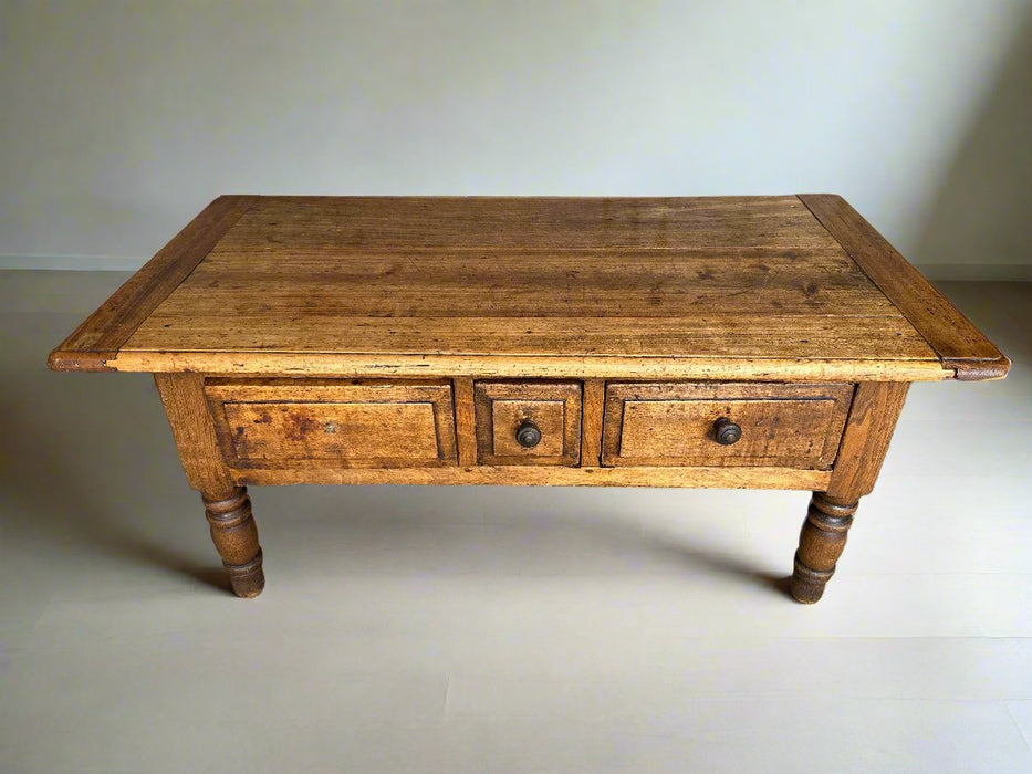 EARLY LOW OAK COFFEE TABLE WITH DRAWERS