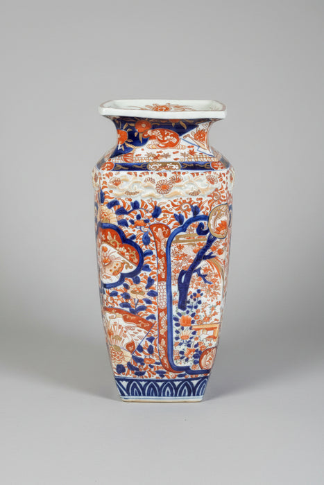 LATE 19TH CENTURY JAPANESE IMARI VASE