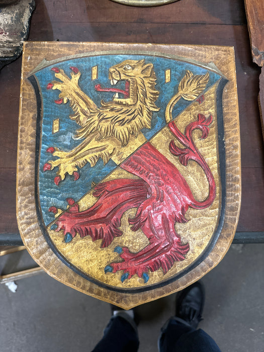 POLYCHROME CARVED WOOD LION CREST