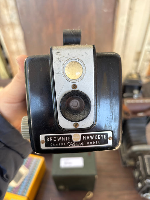 BROWNIE HAWKEYE FLASH CAMERA
