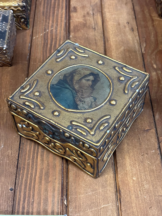 LARGE GOLD SQUARE FLORENTINE BOX WITH PORTRAIT OF WOMAN HOLDING CHILD