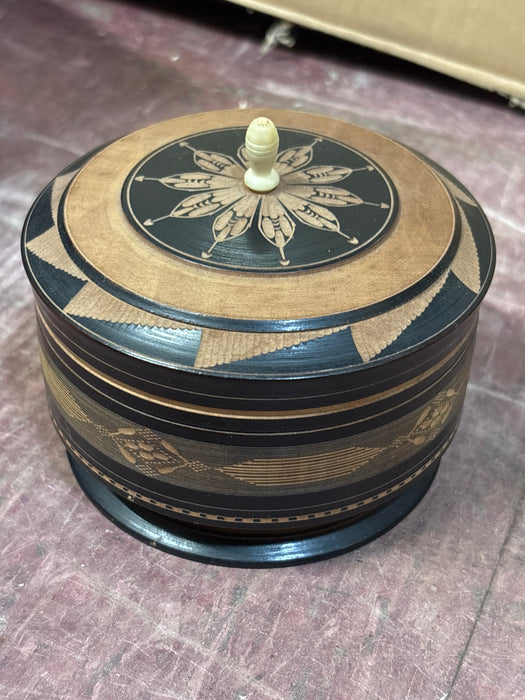 BLACK ROUND FOOTED CARVED BOX WITH INCISING