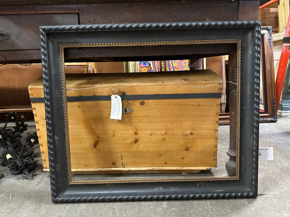 BLACK FRAME WITH TWIST TRIM