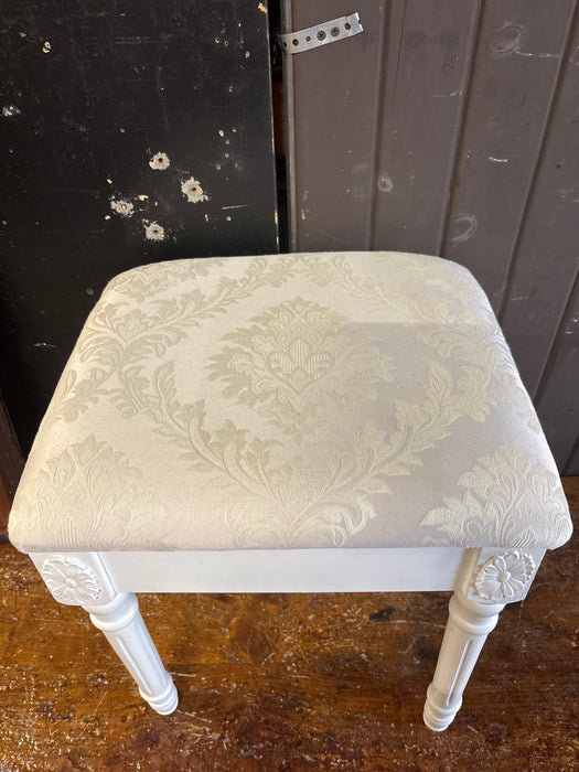 SMALL WHITE BENCH