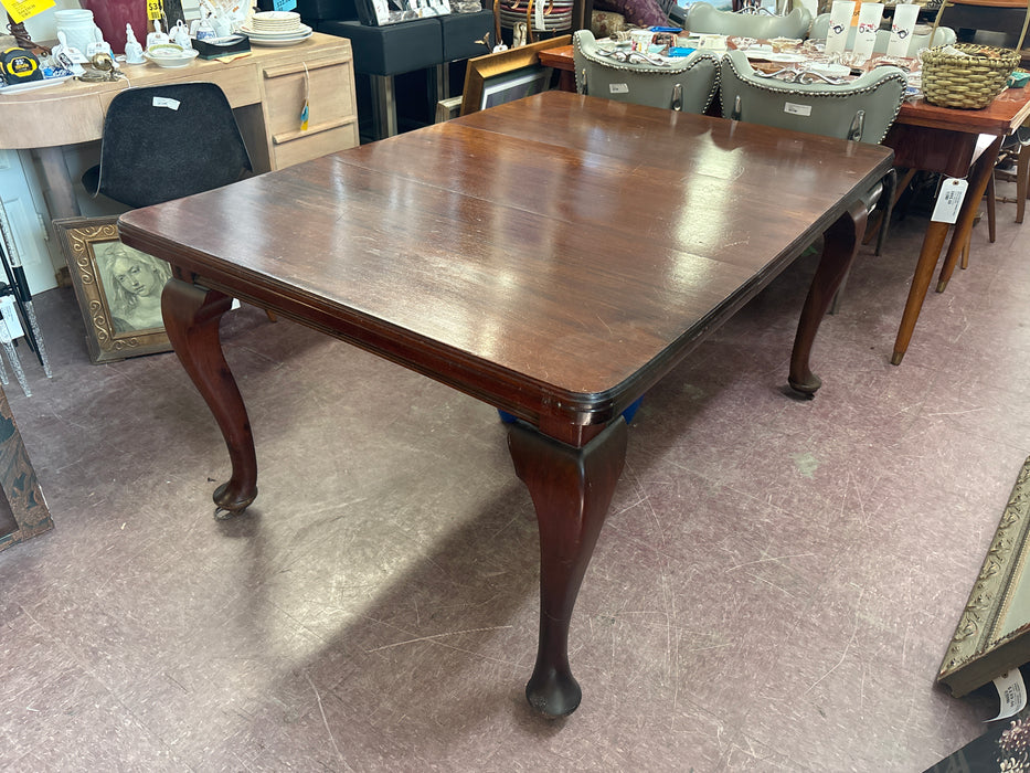 QUEEN ANNE STYLE MAHOGANY DINING TABLE