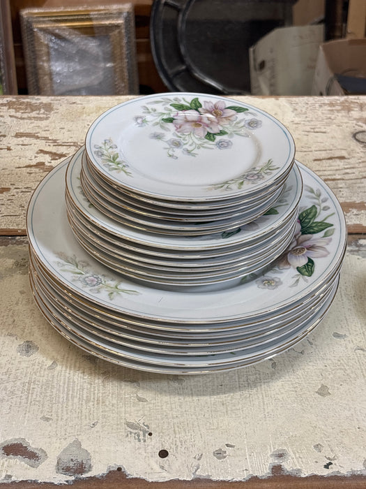 18 PLACE SETTINGS OF JAPANESE CHINA ROCHELLE PATTE, INCLUDES 6 DINNER, SALAD AND BREAD PLATES