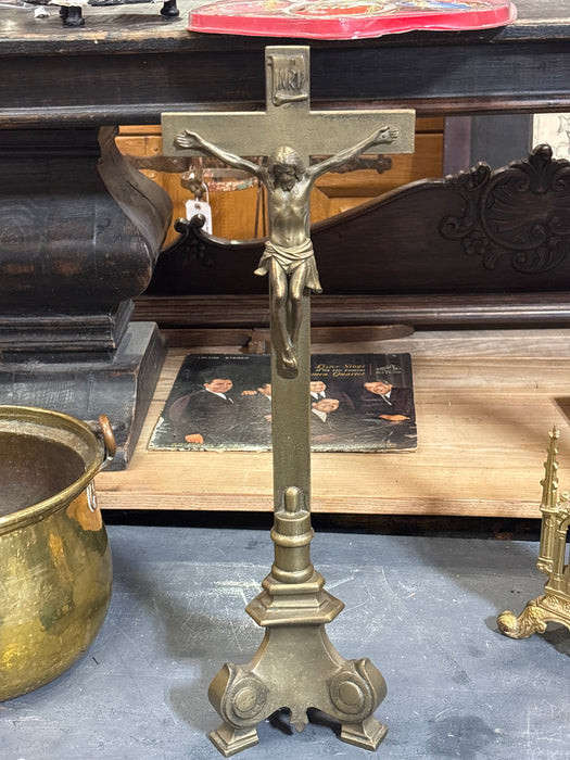 SIMPLE TRIFOOTED BRASS CRUCIFIX