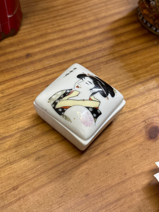 JAPANESE PORCELAIN BOX