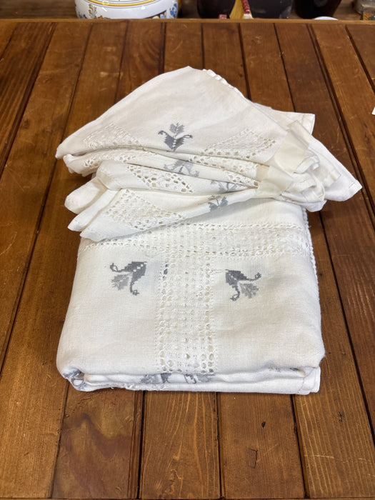 SET OF 8 NAPKINS AND A TABLE CLOTH