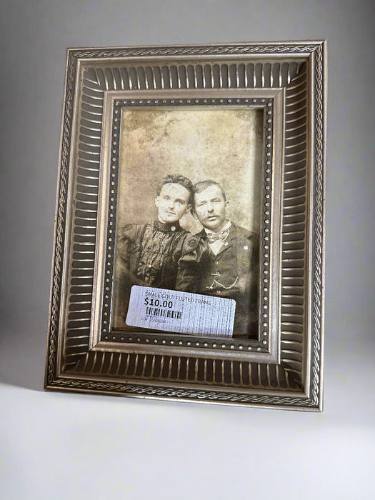 SMALL GOLD FLUTED FRAME