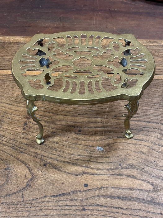 BRASS KETTLE STAND IN TABLE FORM