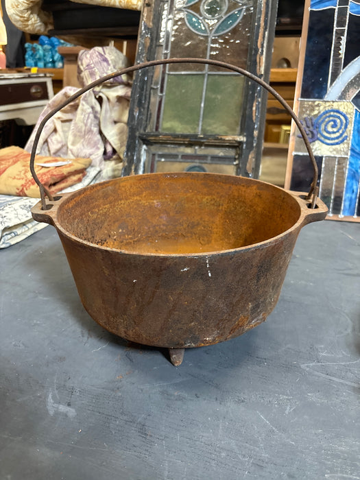 CAST IRON OPEN POT WITH FEET
