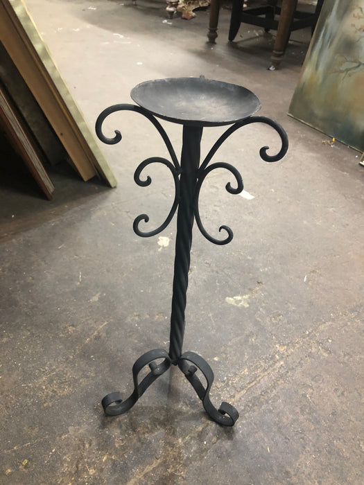 SIMPLE METAL CANDLESTICK