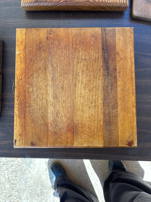 SQUARE BEECH WOOD CUTTING BOARD WITH RUBBER FEET