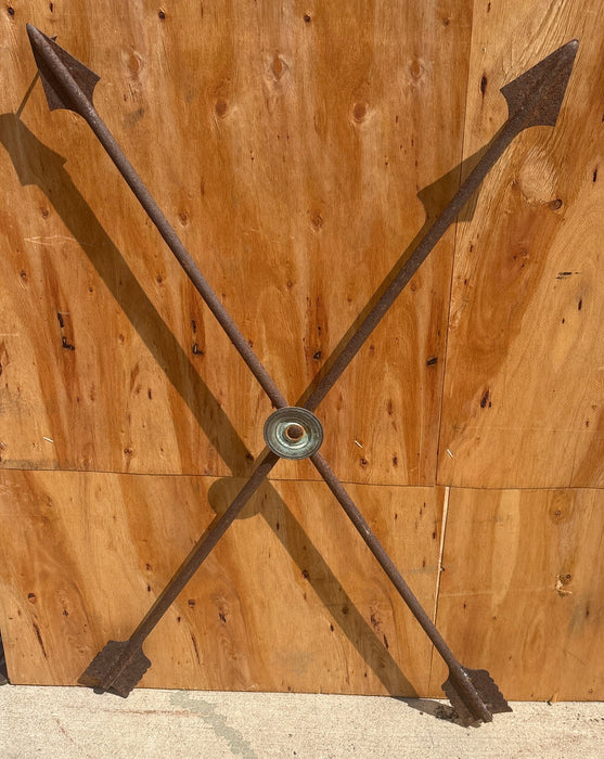 PAIR OF CROSSED IRON ARROW WALL DESIGN