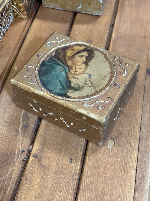 MEDIUM FLORENTINE BOX WITH PORTRAIT OF WOMAN AND CHILD