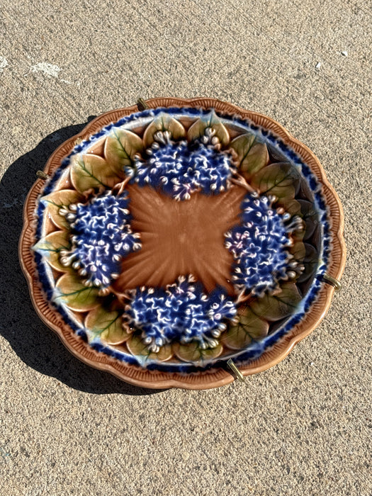 SMALL ROUND BROWN MAJOLICA PLATE WITH BLUE FLOWERS