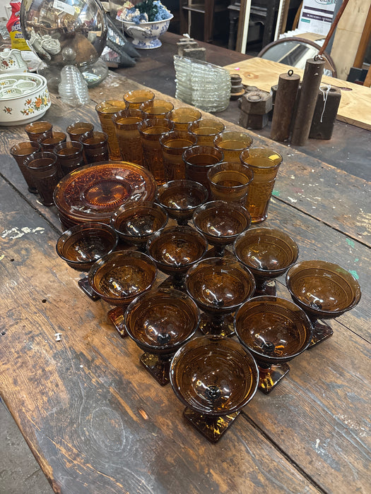 SET OF AMBER GLASSES AND PLATES