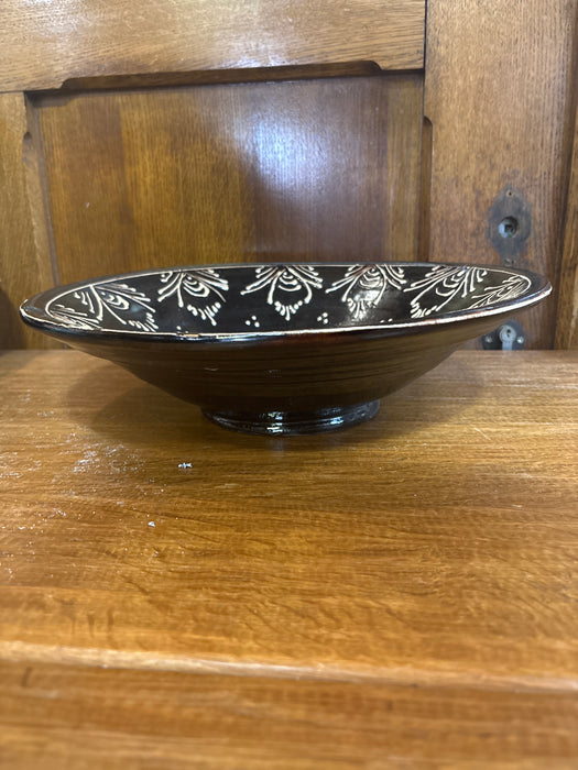 LARGE BLACK CENTER BOWL WITH TAN DECOR