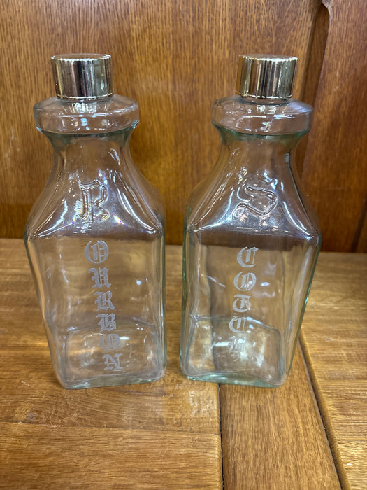 PAIR OF ALCOHOL DECANTERS WITH GOLD SCREW TOP
