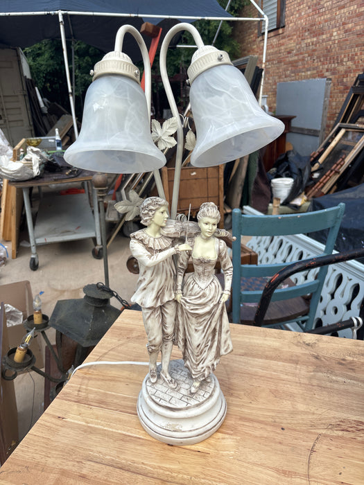 WHITE FIGURAL COMPOSITION LAMP OF COUPLE