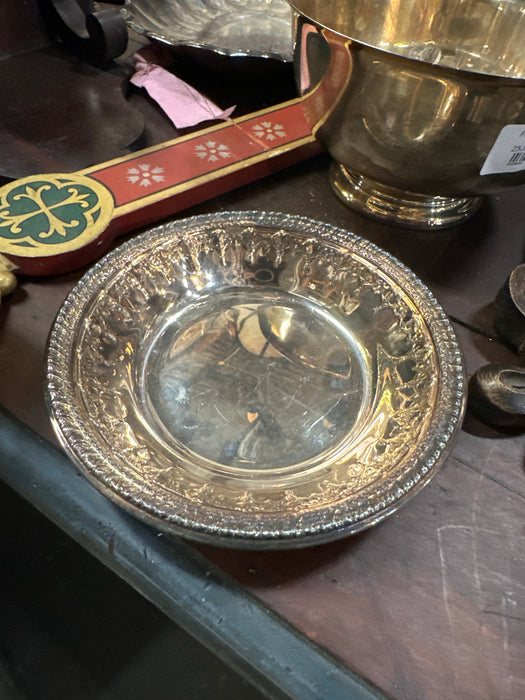 FANCY SMALL SHALLOW REED AND BARTON SILVER PLATE BOWL