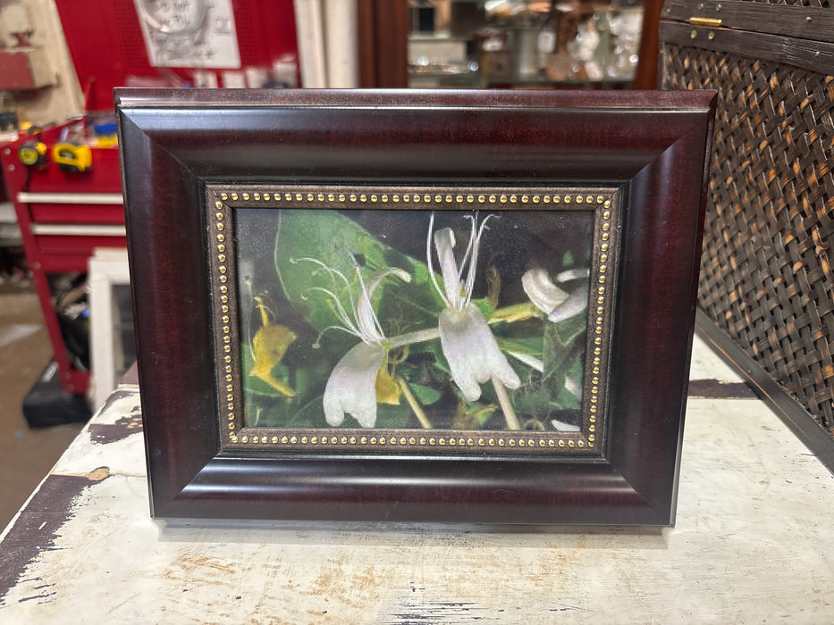SMALL MAHOGANY TABLE TOP PHOTO FRAME